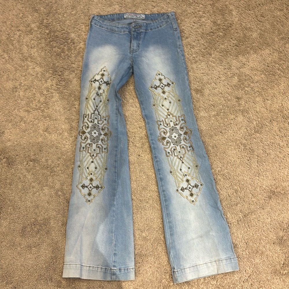 Amazing! Detail embroidered bellbottoms jeans